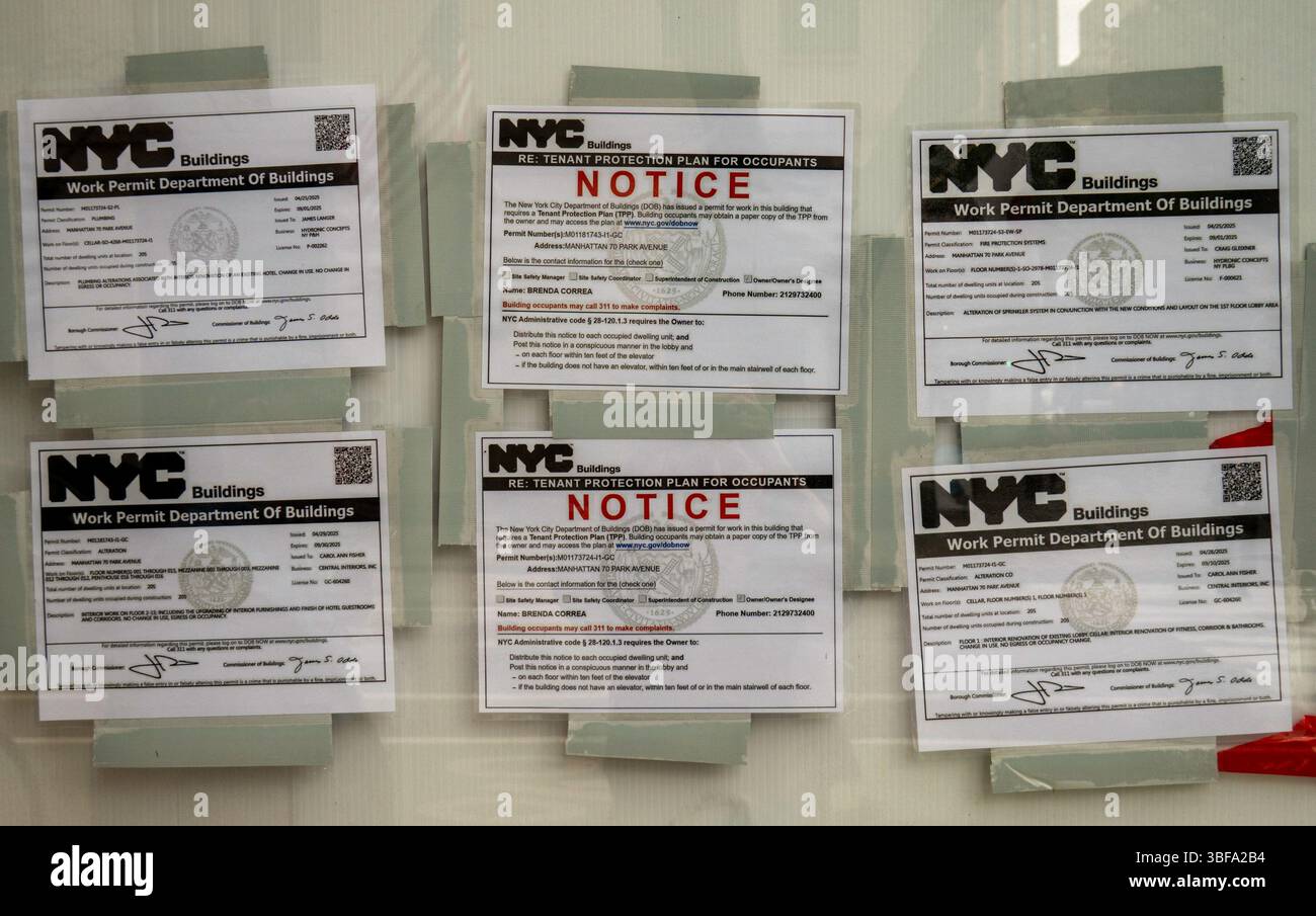 Gros plan sur la nature morte des permis d'autorisation de NYC affichés sur un chantier de construction à Midtown Manhattan, 2025, New York City, États-Unis Banque D'Images