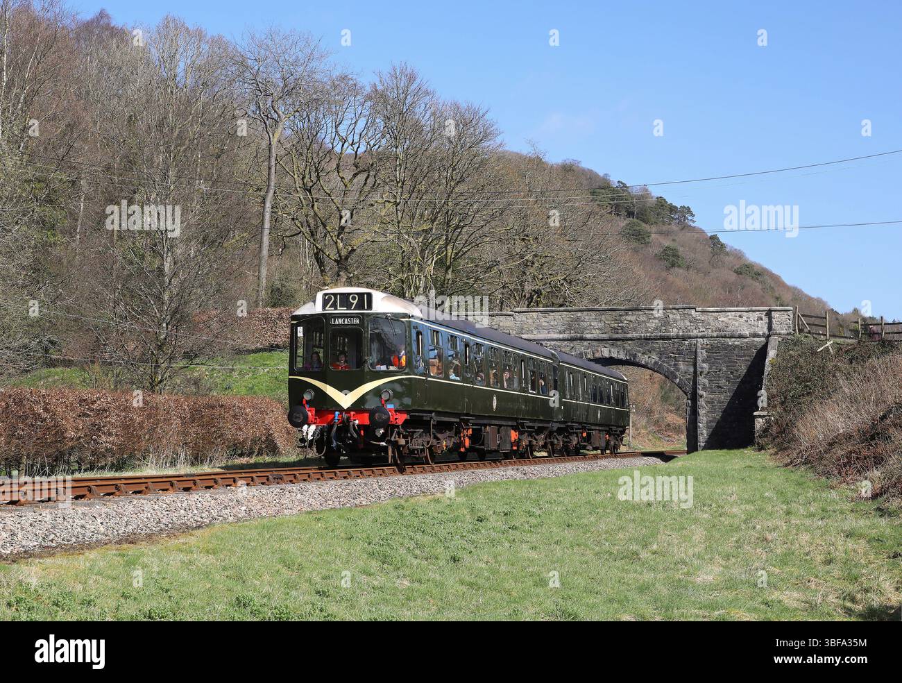 L'unité Lakesides s'éloigne du pont Newby sur 30.3,25. Banque D'Images