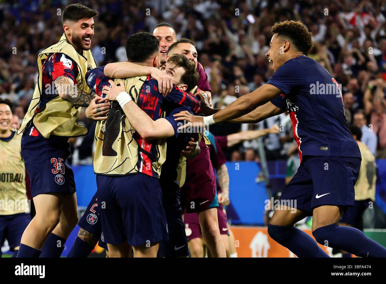 Munich, Allemagne. 31 mai 2025. Khvicha Kvaratskhelia du PSG célèbre avec ses coéquipiers après avoir marqué le but de 4-0 lors de la finale de la Ligue des Champions 2024/2025 entre le Paris Saint Germain et le FC Internazionale au stade Munich Football Arena à Munich (Allemagne), le 31 mai 2025. Crédit : Insidefoto/Alamy Live News Banque D'Images