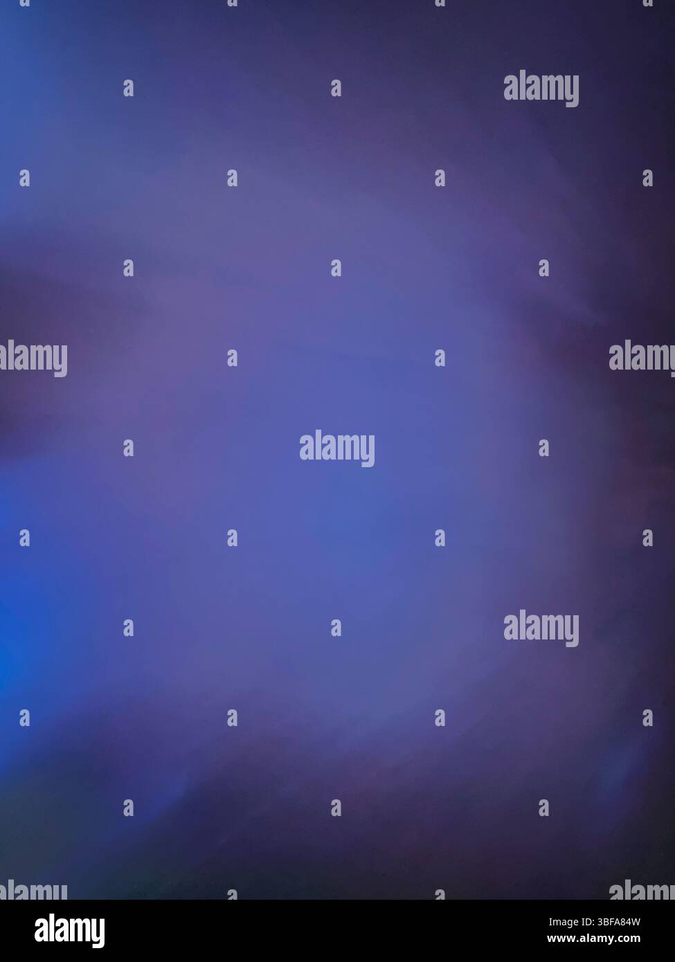 Le fond bleu montre des faisceaux de lumière augmentant d'un côté. Des ruisseaux lumineux brillent à travers les zones sombres. La zone centrale est plus claire avec un cadre sombre sur les bords. Banque D'Images