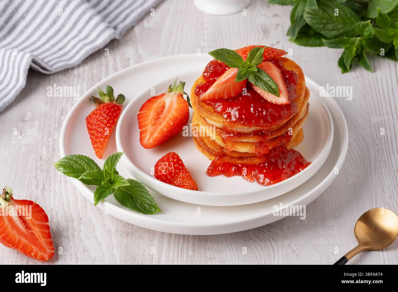 Mini crêpes avec confiture de fraises et fraises Banque D'Images