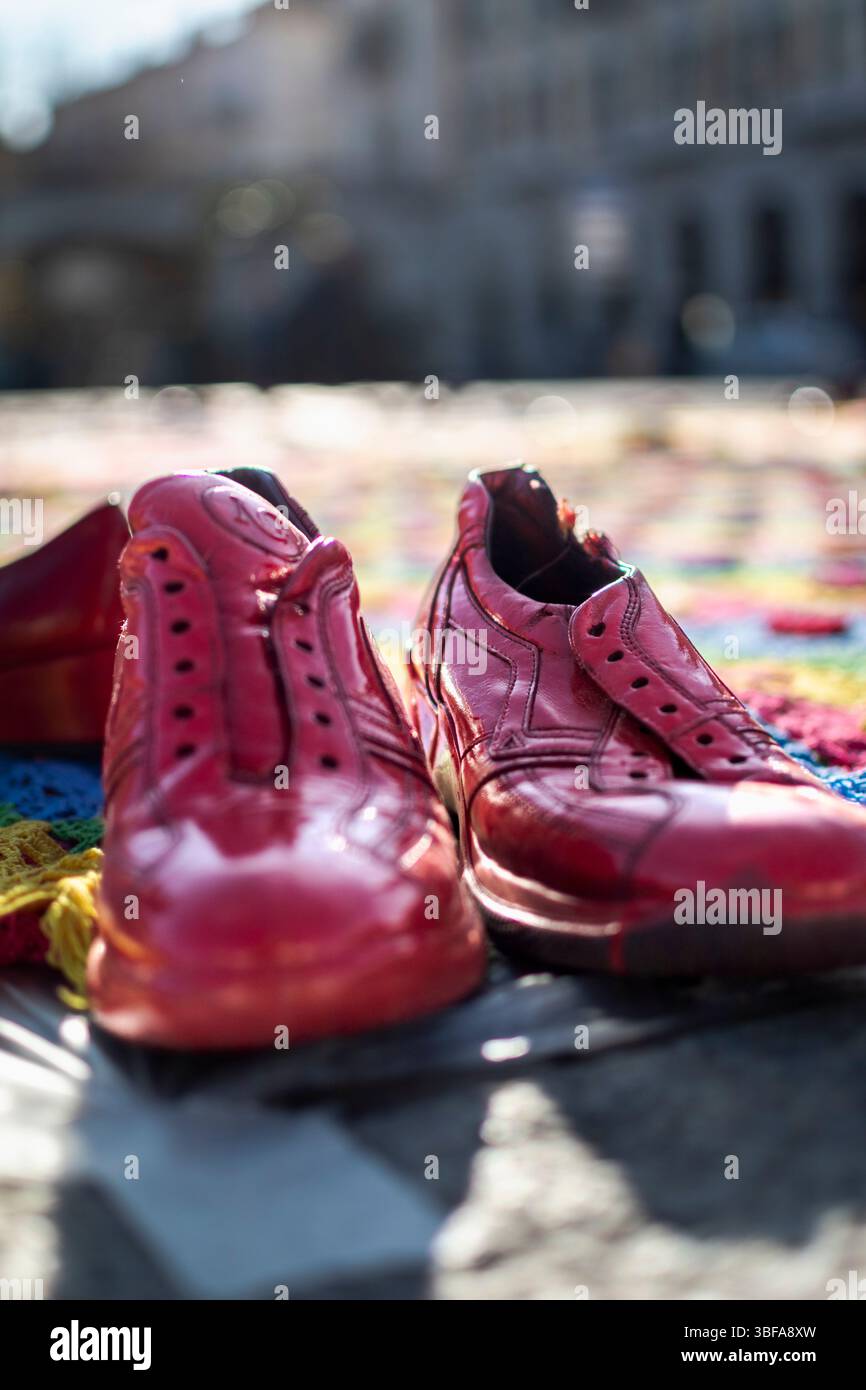Les chaussures rouges sont le symbole contre la violence faite aux femmes. Banque D'Images