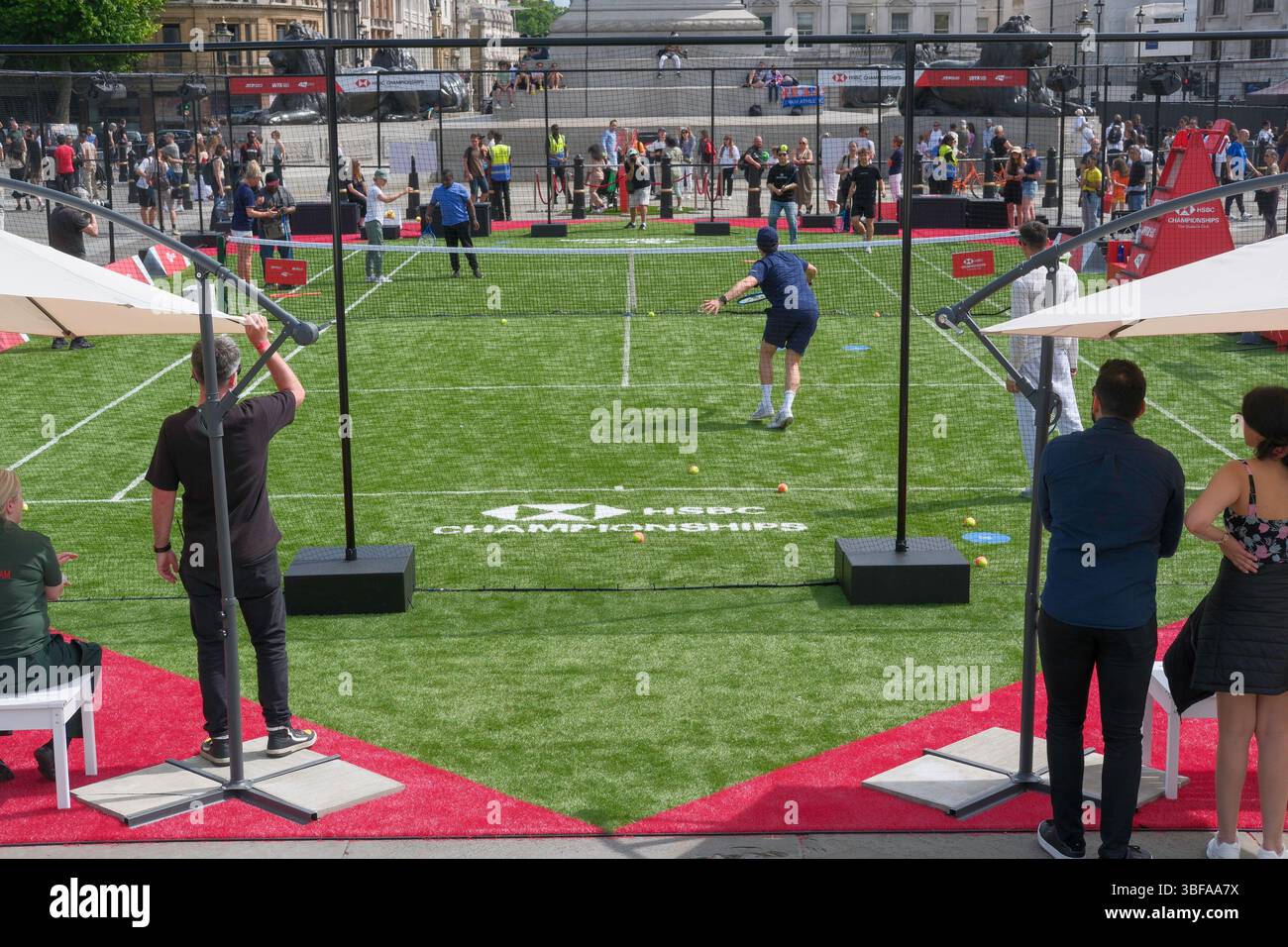 31 mai 2025, Londres, Royaume-Uni. Un court de tennis pour le public est érigé à Trafalgar Square. L'événement est organisé par la Lawn Tennis Association pour promouvoir les championnats HSBC qui se tiennent au Queen's Club dans l'ouest de Londres chaque année en juin. En 2025, un tournoi féminin aura lieu aux championnats pour la première fois en plus de 50 ans avec un nouveau trophée qui sera remis au vainqueur. Banque D'Images