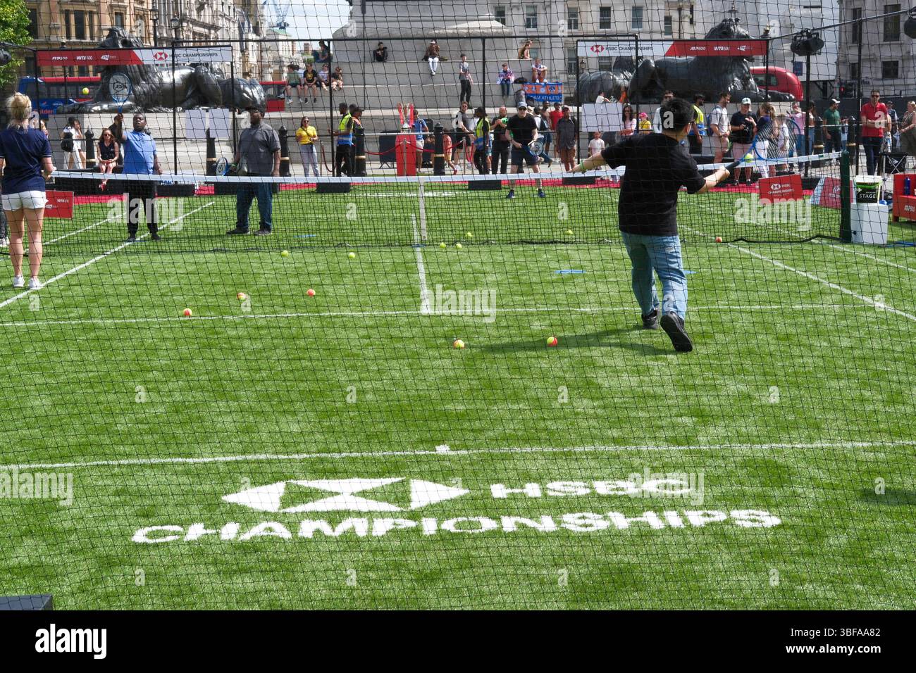 31 mai 2025, Londres, Royaume-Uni. Un court de tennis pour le public est érigé à Trafalgar Square. L'événement est organisé par la Lawn Tennis Association pour promouvoir les championnats HSBC qui se tiennent au Queen's Club dans l'ouest de Londres chaque année en juin. En 2025, un tournoi féminin aura lieu aux championnats pour la première fois en plus de 50 ans avec un nouveau trophée qui sera remis au vainqueur. Banque D'Images
