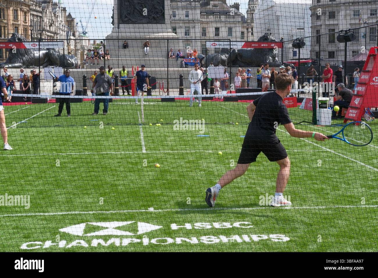 31 mai 2025, Londres, Royaume-Uni. Un court de tennis pour le public est érigé à Trafalgar Square. L'événement est organisé par la Lawn Tennis Association pour promouvoir les championnats HSBC qui se tiennent au Queen's Club dans l'ouest de Londres chaque année en juin. En 2025, un tournoi féminin aura lieu aux championnats pour la première fois en plus de 50 ans avec un nouveau trophée qui sera remis au vainqueur. Banque D'Images