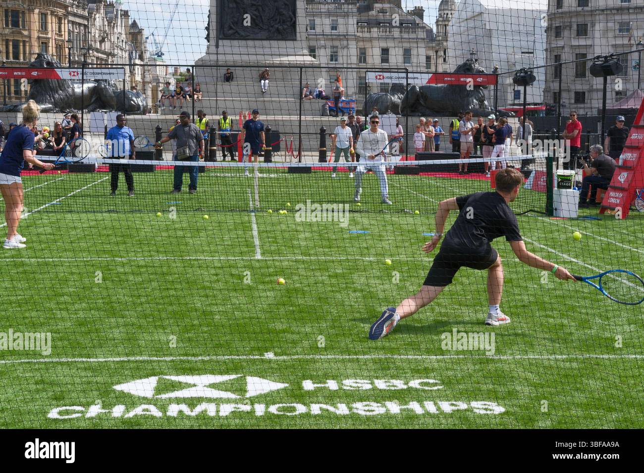 31 mai 2025, Londres, Royaume-Uni. Un court de tennis pour le public est érigé à Trafalgar Square. L'événement est organisé par la Lawn Tennis Association pour promouvoir les championnats HSBC qui se tiennent au Queen's Club dans l'ouest de Londres chaque année en juin. En 2025, un tournoi féminin aura lieu aux championnats pour la première fois en plus de 50 ans avec un nouveau trophée qui sera remis au vainqueur. Banque D'Images