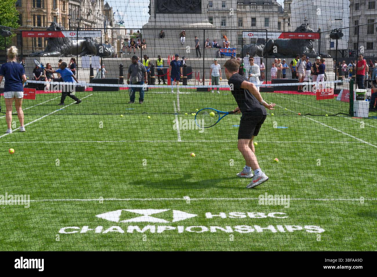 31 mai 2025, Londres, Royaume-Uni. Un court de tennis pour le public est érigé à Trafalgar Square. L'événement est organisé par la Lawn Tennis Association pour promouvoir les championnats HSBC qui se tiennent au Queen's Club dans l'ouest de Londres chaque année en juin. En 2025, un tournoi féminin aura lieu aux championnats pour la première fois en plus de 50 ans avec un nouveau trophée qui sera remis au vainqueur. Banque D'Images