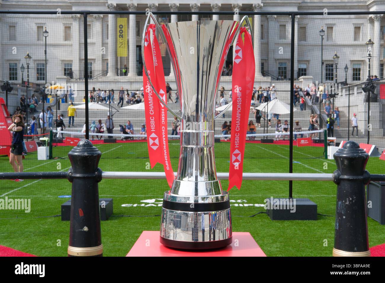 31 mai 2025, Londres, Royaume-Uni. Un court de tennis pour le public est érigé à Trafalgar Square. L'événement est organisé par la Lawn Tennis Association pour promouvoir les championnats HSBC qui se tiennent au Queen's Club dans l'ouest de Londres chaque année en juin. En 2025, un tournoi féminin aura lieu aux championnats pour la première fois en plus de 50 ans avec un nouveau trophée qui sera remis au vainqueur. Banque D'Images