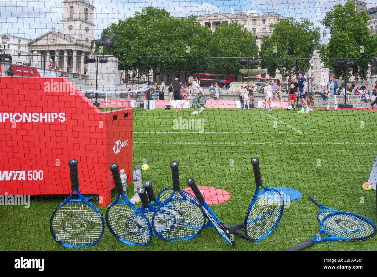 31 mai 2025, Londres, Royaume-Uni. Un court de tennis pour le public est érigé à Trafalgar Square. L'événement est organisé par la Lawn Tennis Association pour promouvoir les championnats HSBC qui se tiennent au Queen's Club dans l'ouest de Londres chaque année en juin. En 2025, un tournoi féminin aura lieu aux championnats pour la première fois en plus de 50 ans avec un nouveau trophée qui sera remis au vainqueur. Banque D'Images