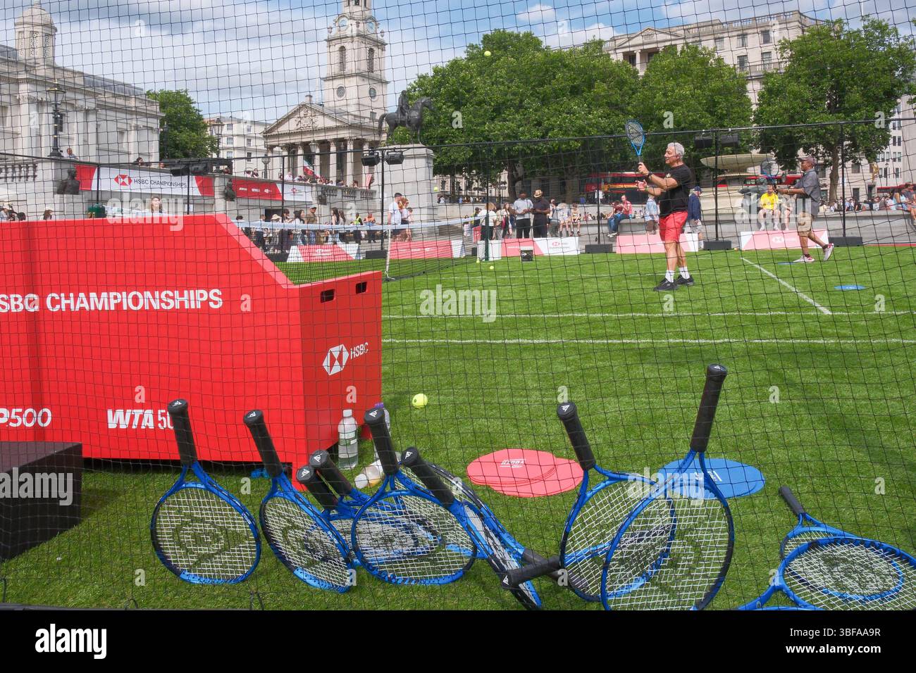 31 mai 2025, Londres, Royaume-Uni. Un court de tennis pour le public est érigé à Trafalgar Square. L'événement est organisé par la Lawn Tennis Association pour promouvoir les championnats HSBC qui se tiennent au Queen's Club dans l'ouest de Londres chaque année en juin. En 2025, un tournoi féminin aura lieu aux championnats pour la première fois en plus de 50 ans avec un nouveau trophée qui sera remis au vainqueur. Banque D'Images