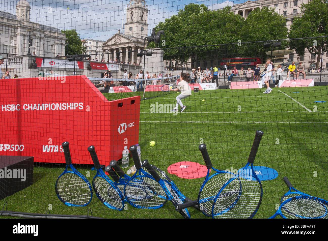 31 mai 2025, Londres, Royaume-Uni. Un court de tennis pour le public est érigé à Trafalgar Square. L'événement est organisé par la Lawn Tennis Association pour promouvoir les championnats HSBC qui se tiennent au Queen's Club dans l'ouest de Londres chaque année en juin. En 2025, un tournoi féminin aura lieu aux championnats pour la première fois en plus de 50 ans avec un nouveau trophée qui sera remis au vainqueur. Banque D'Images