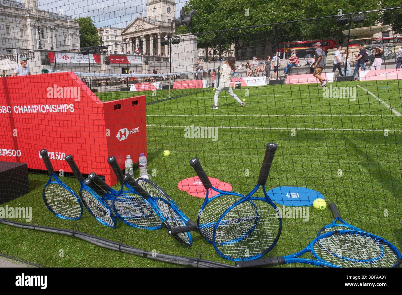 31 mai 2025, Londres, Royaume-Uni. Un court de tennis pour le public est érigé à Trafalgar Square. L'événement est organisé par la Lawn Tennis Association pour promouvoir les championnats HSBC qui se tiennent au Queen's Club dans l'ouest de Londres chaque année en juin. En 2025, un tournoi féminin aura lieu aux championnats pour la première fois en plus de 50 ans avec un nouveau trophée qui sera remis au vainqueur. Banque D'Images