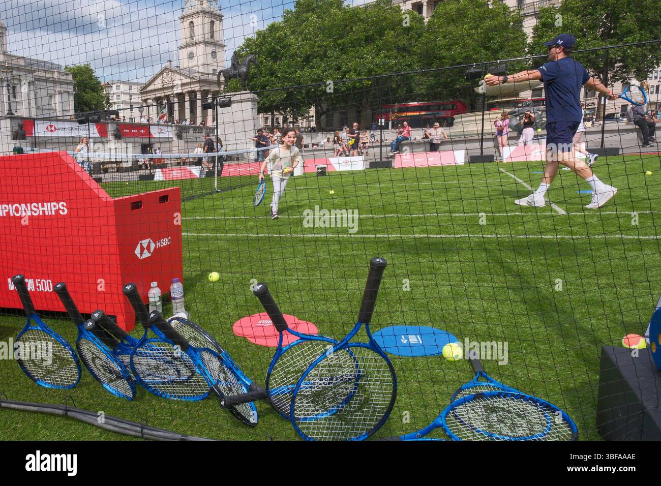 31 mai 2025, Londres, Royaume-Uni. Un court de tennis pour le public est érigé à Trafalgar Square. L'événement est organisé par la Lawn Tennis Association pour promouvoir les championnats HSBC qui se tiennent au Queen's Club dans l'ouest de Londres chaque année en juin. En 2025, un tournoi féminin aura lieu aux championnats pour la première fois en plus de 50 ans avec un nouveau trophée qui sera remis au vainqueur. Banque D'Images