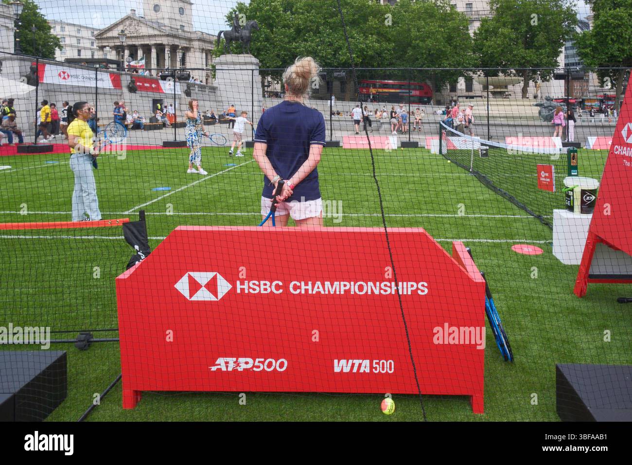 31 mai 2025, Londres, Royaume-Uni. Un court de tennis pour le public est érigé à Trafalgar Square. L'événement est organisé par la Lawn Tennis Association pour promouvoir les championnats HSBC qui se tiennent au Queen's Club dans l'ouest de Londres chaque année en juin. En 2025, un tournoi féminin aura lieu aux championnats pour la première fois en plus de 50 ans avec un nouveau trophée qui sera remis au vainqueur. Banque D'Images