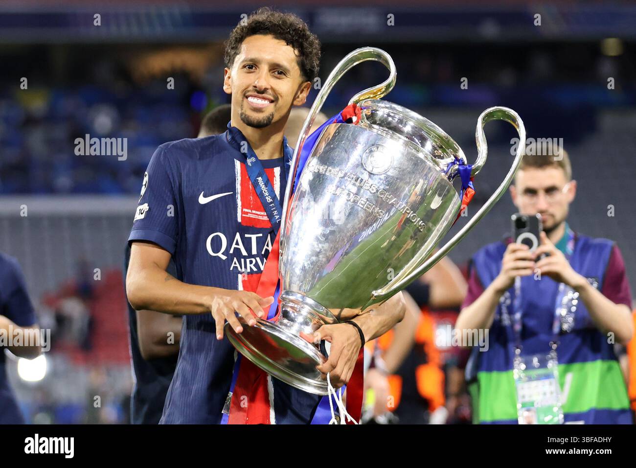 Munich, Allemagne. 31 mai 2025. Marquinhos Correa du Paris Saint-Germain FC célèbre la victoire à l'issue de la finale de l'UEFA Champions League 2025 entre le Paris Saint-Germain FC et le FC Internazionale Milano au Munich Football Arena le 31 mai 2025 à Munich, en Allemagne. Crédit : Marco Canoniero/Alamy Live News Banque D'Images