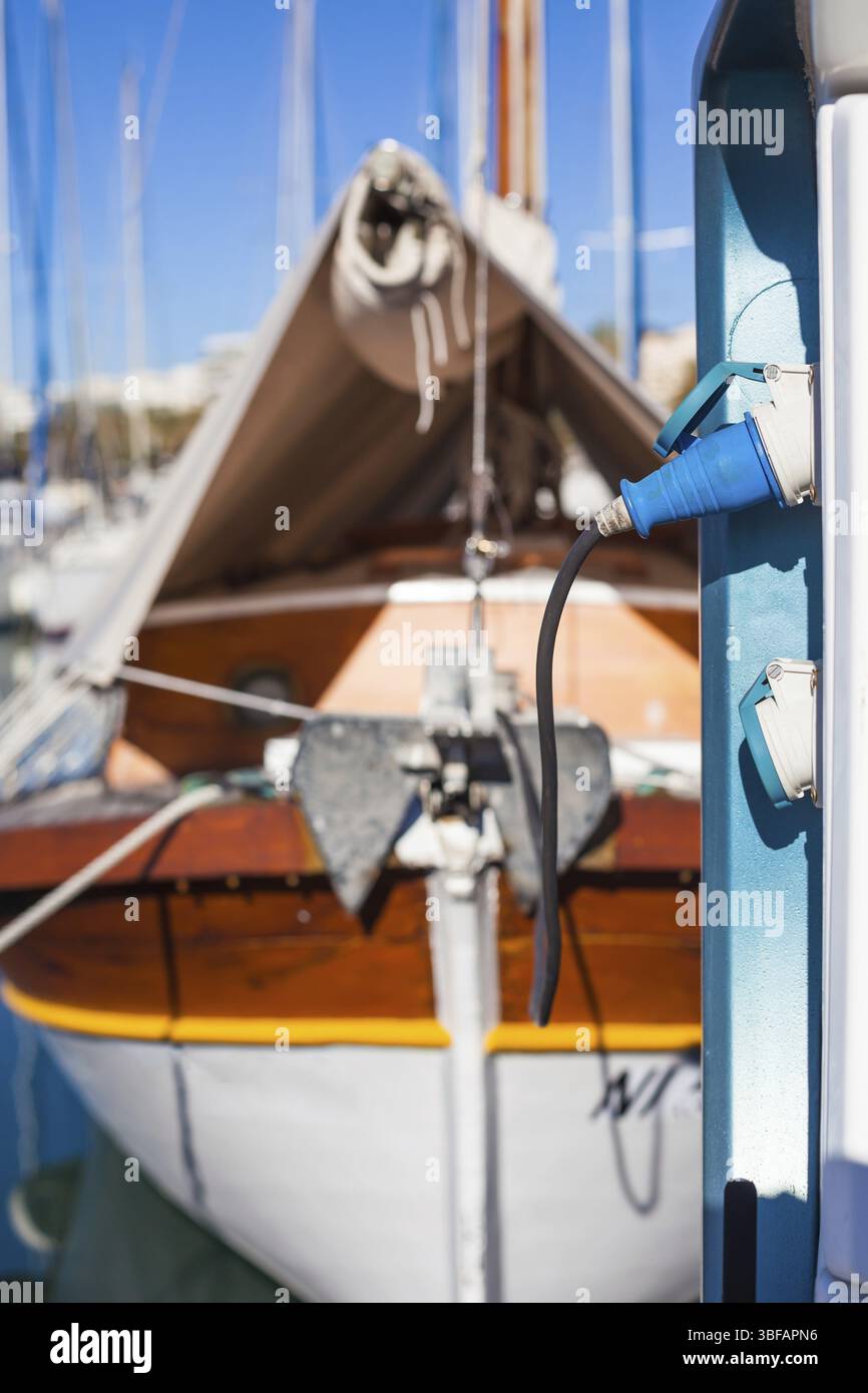 Yachts amarrés charching avec carburant et électricité à Marina de Cannes, France, Europe Banque D'Images