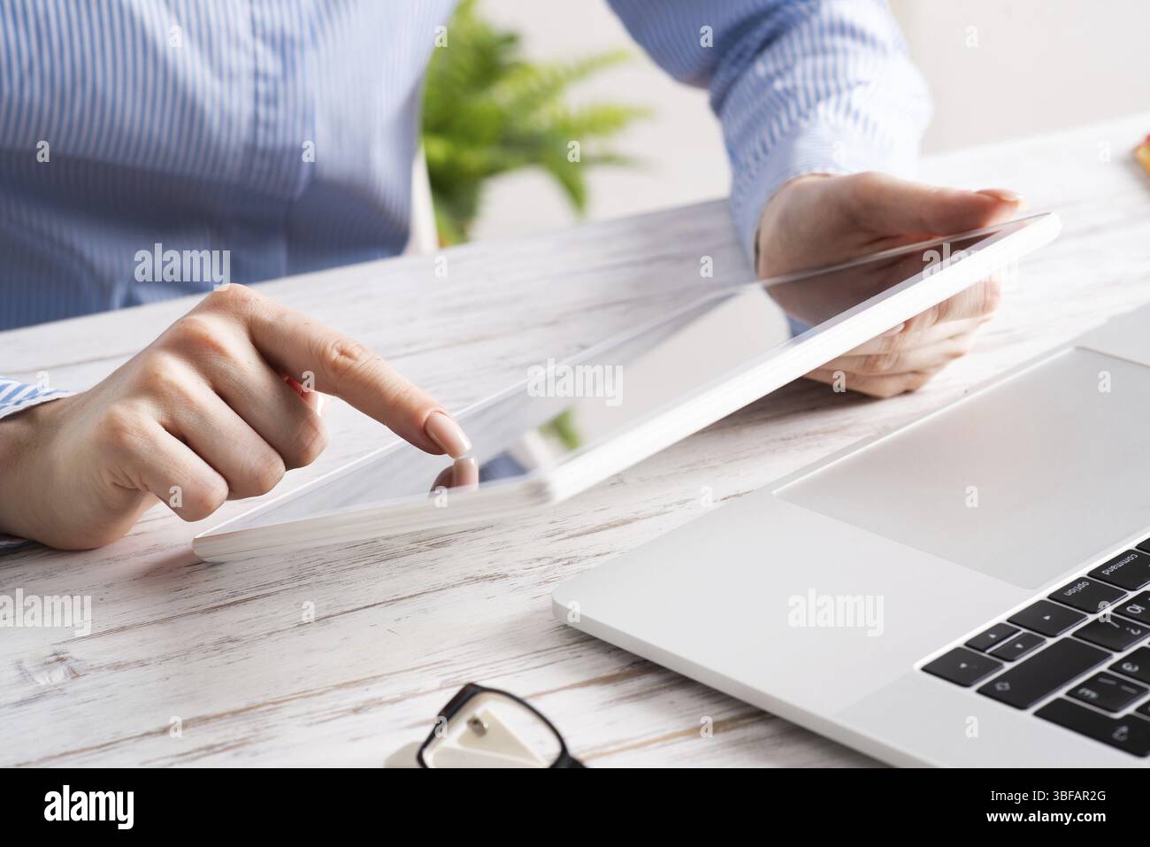 Femme d'affaires assise à un bureau avec ordinateur tablette. Bureau d'entreprise avec ordinateur portable. Appareil intelligent mobile dans les processus d'entreprise. Occupa Banque D'Images