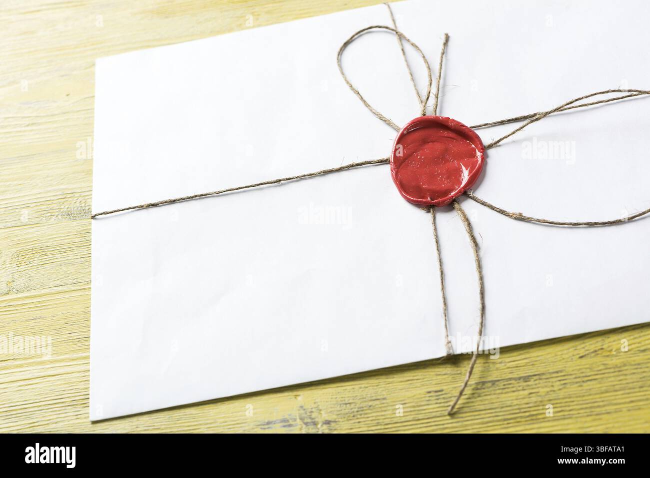Vieille lettre enveloppe avec cachet de cire sur la surface en bois Banque D'Images