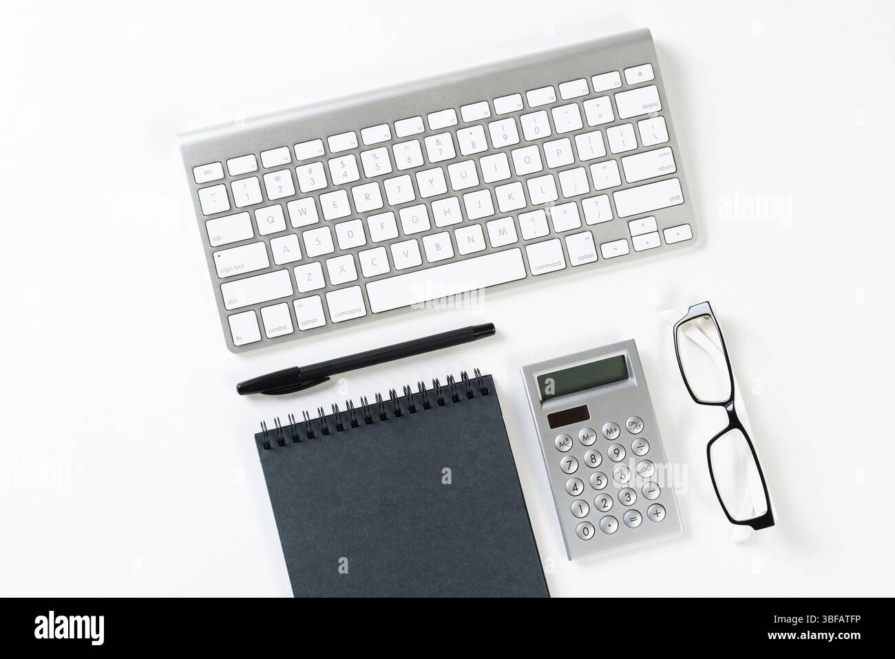 La vie de l'espace de travail comptable encore avec accessoires de bureau. Mise à plat 24 blanc avec clavier de l'ordinateur, calculatrice et bloc-notes. Services bancaires et comptables Banque D'Images