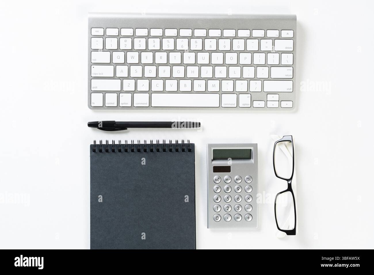 La vie de l'espace de travail comptable encore avec accessoires de bureau. Mise à plat 24 blanc avec clavier de l'ordinateur, calculatrice et bloc-notes. Services bancaires et comptables Banque D'Images