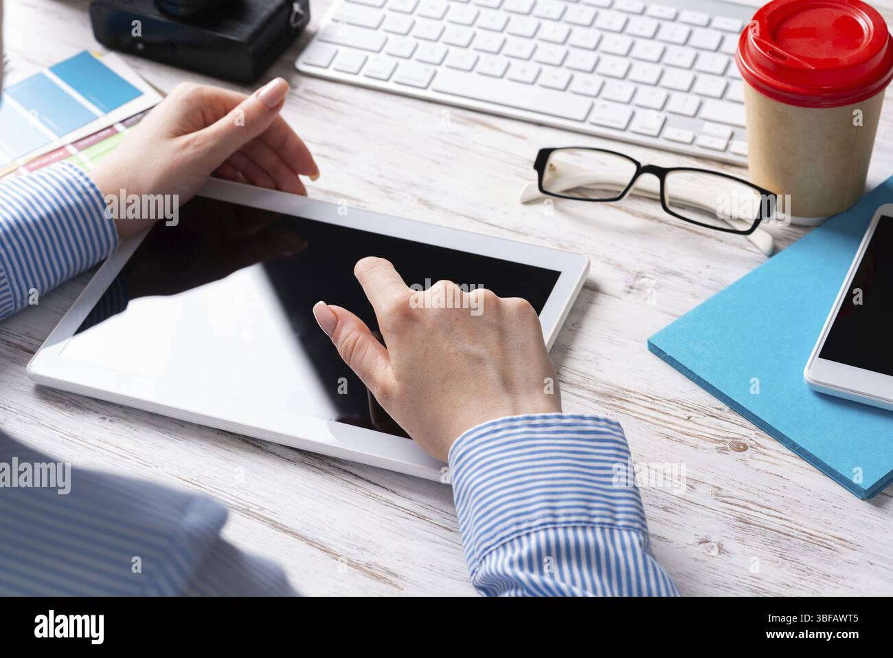 Consultant en affaires assis à son bureau et utilisant une tablette. Technologie numérique et appareils intelligents. Lieu de travail du bureau de l'entreprise avec directeur à Wooden Banque D'Images