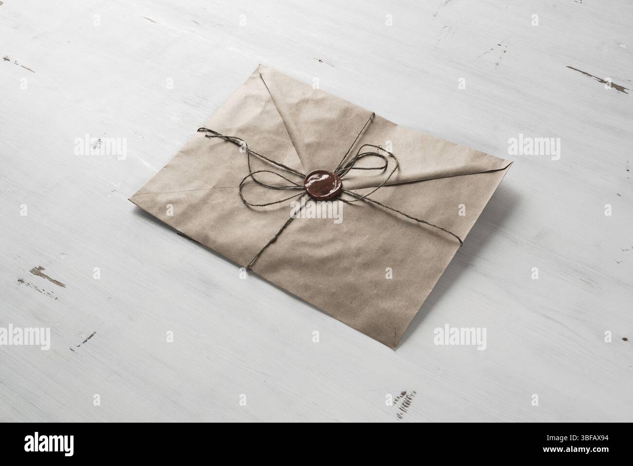 Vieille lettre enveloppe avec cachet de cire sur la surface en bois Banque D'Images
