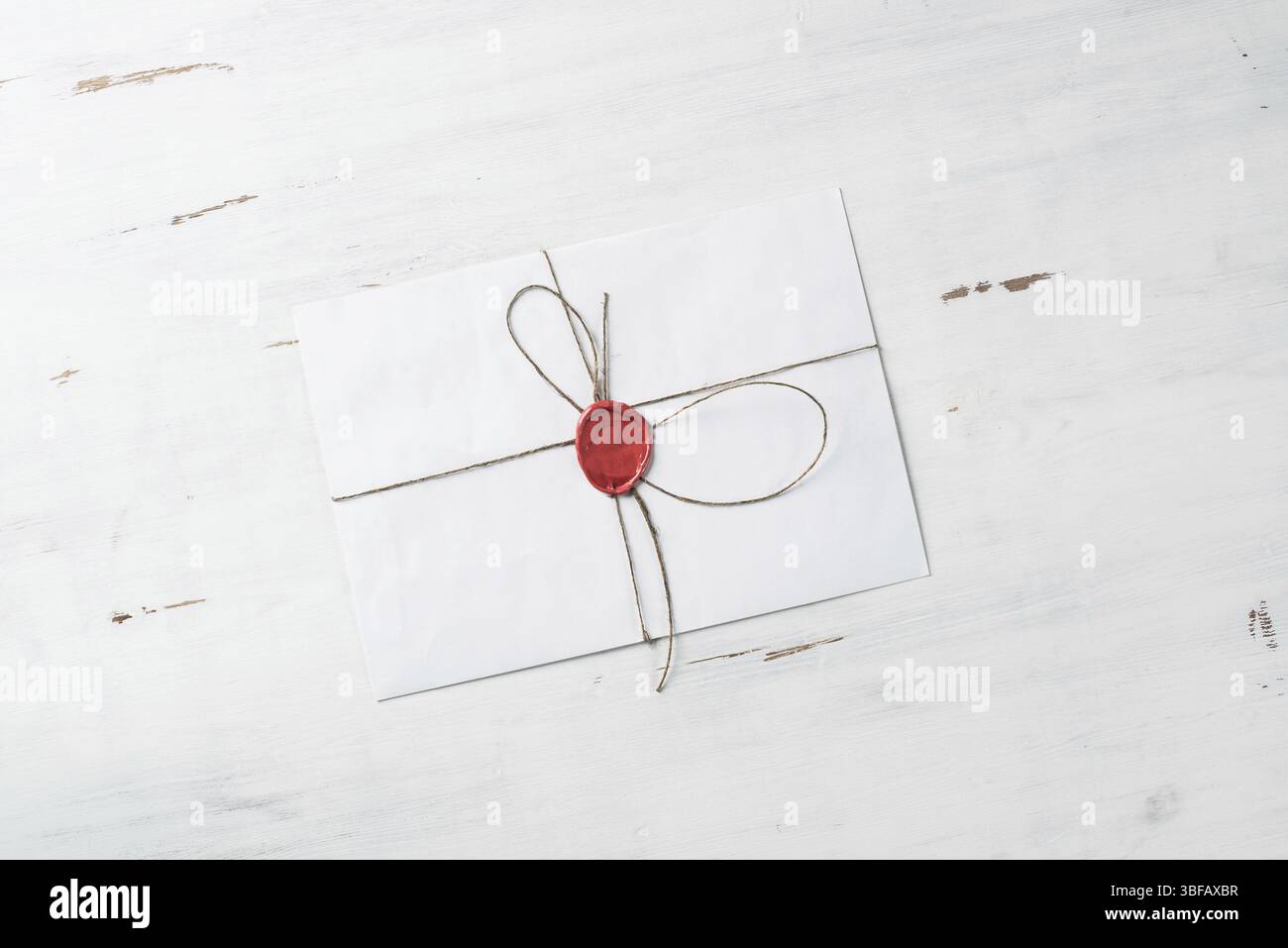 Vieille lettre enveloppe avec cachet de cire sur la surface en bois Banque D'Images