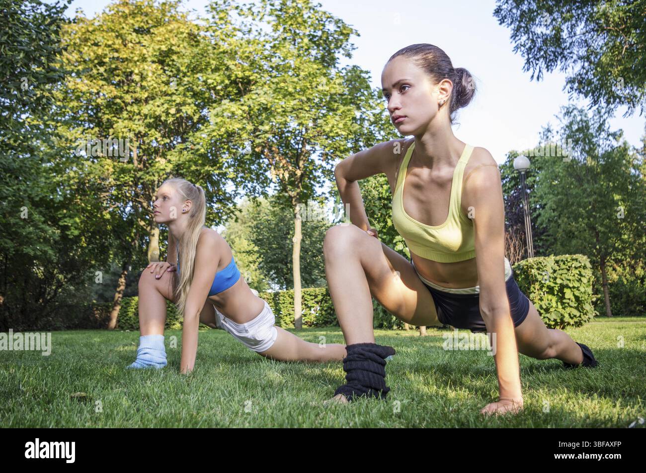 Couple jeune femme caucasienne en formation dans le parc Banque D'Images