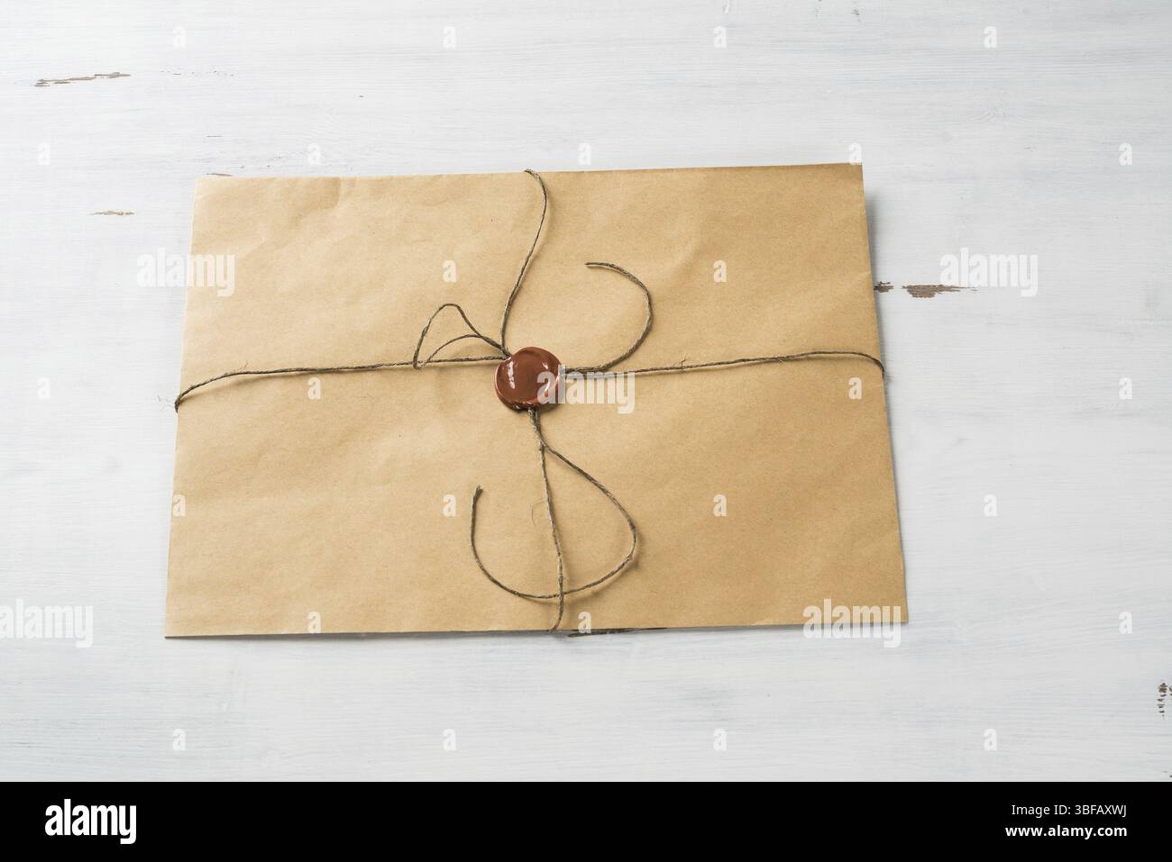 Vieille lettre enveloppe avec cachet de cire sur la surface en bois Banque D'Images