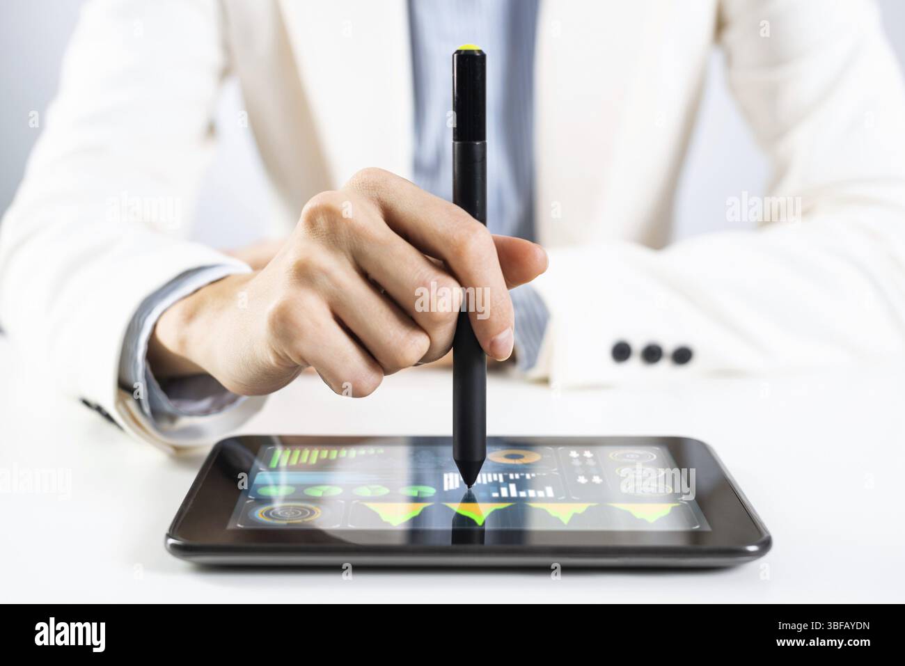 L'homme en costume d'affaires à l'aide de l'ordinateur tablette. Close-up of male hands holding pen tablet et gadget. Businessman at au travail. Smart mobile dev Banque D'Images