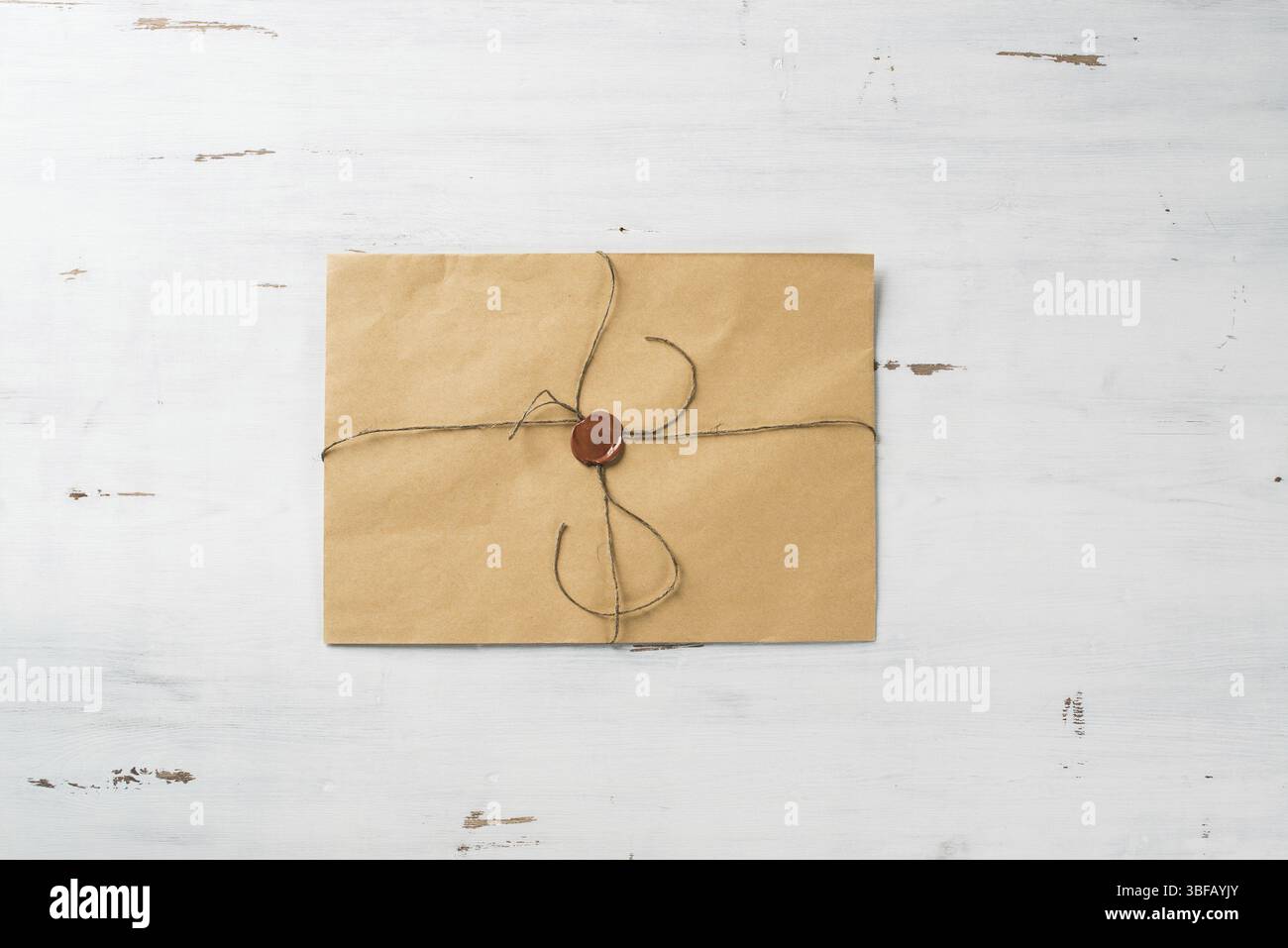 Vieille lettre enveloppe avec cachet de cire sur la surface en bois Banque D'Images