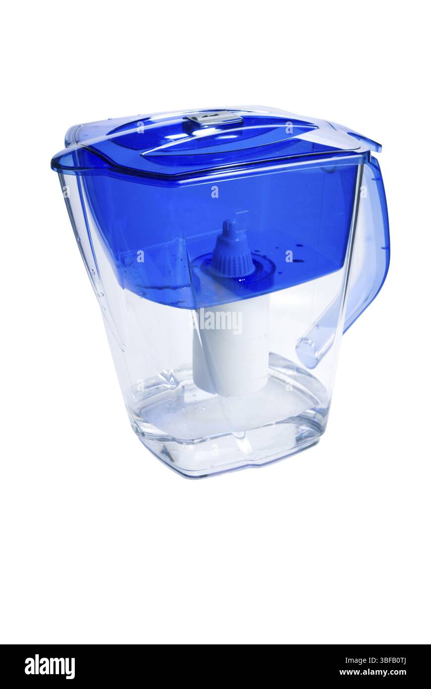 Pichet pour filtre à eau transparent. Isolé sur fond blanc avec chemin de détourage Banque D'Images