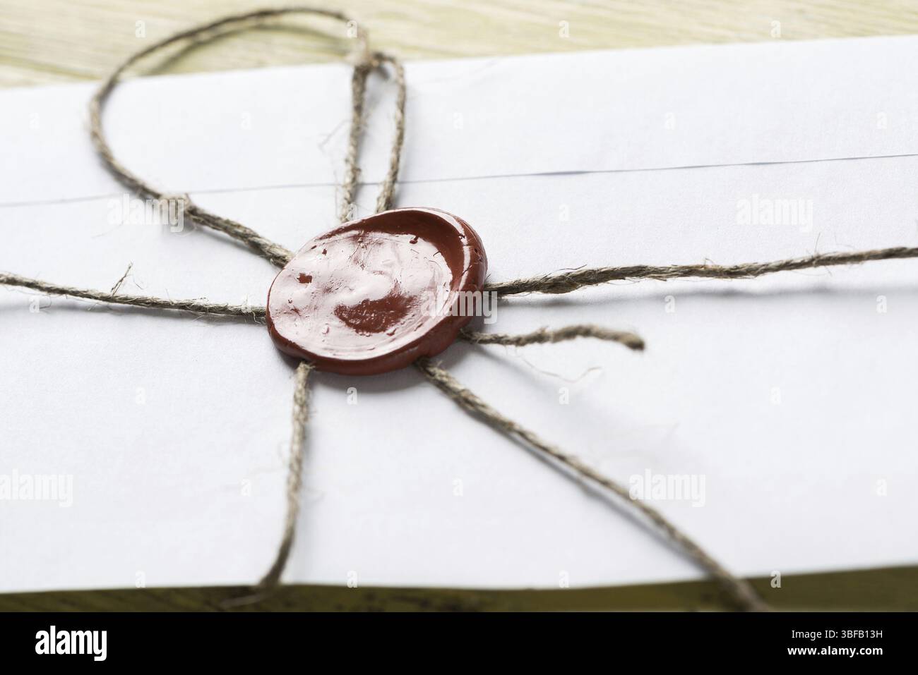 Vieille lettre enveloppe avec cachet de cire sur la surface en bois Banque D'Images