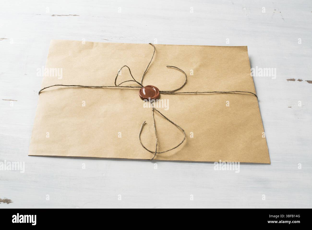Vieille lettre enveloppe avec cachet de cire sur la surface en bois Banque D'Images