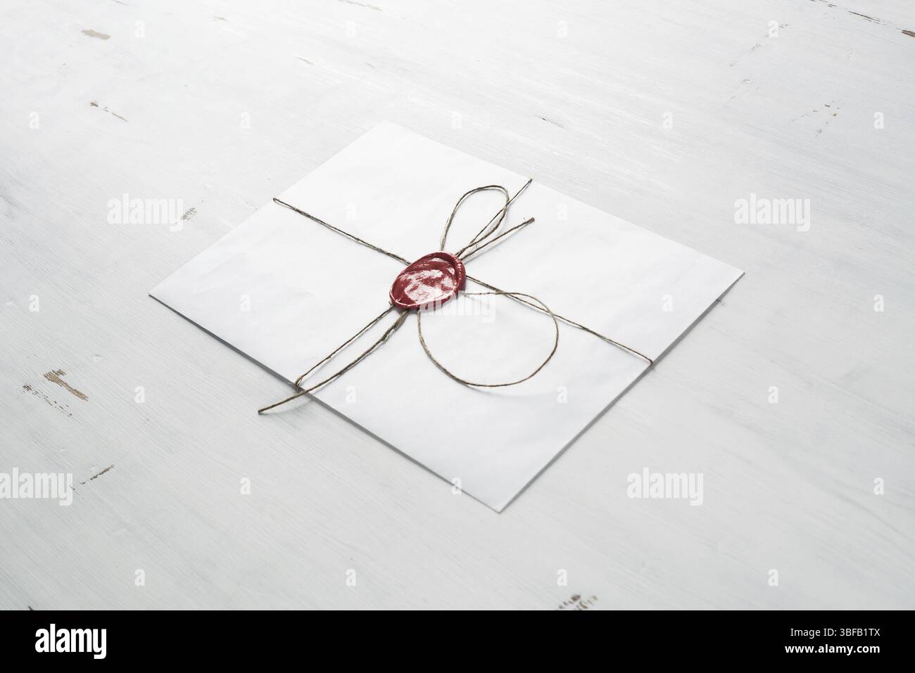 Vieille lettre enveloppe avec cachet de cire sur la surface en bois Banque D'Images
