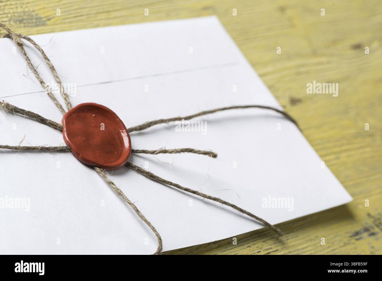 Vieille lettre enveloppe avec cachet de cire sur la surface en bois Banque D'Images