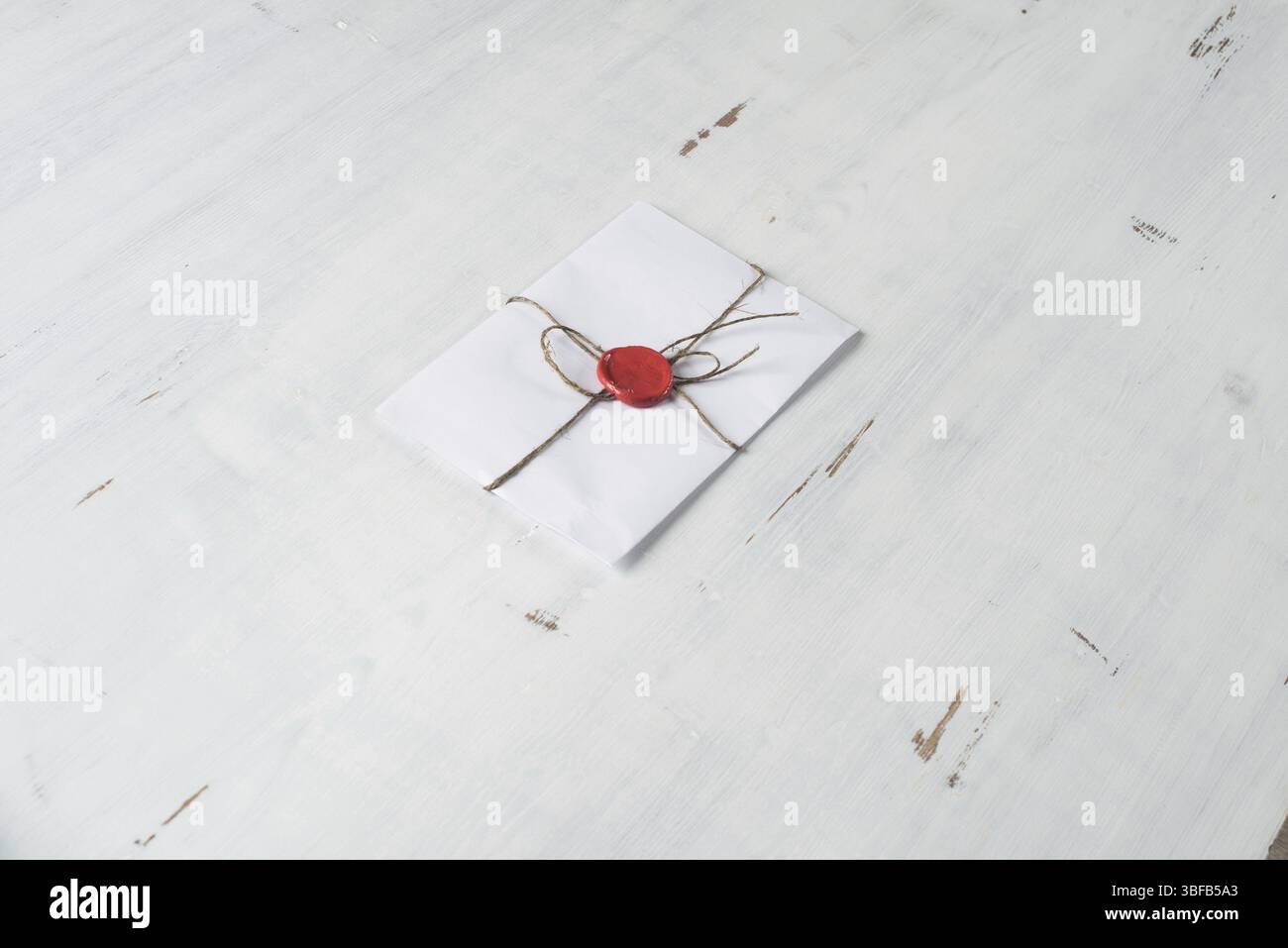 Vieille lettre enveloppe avec cachet de cire sur la surface en bois Banque D'Images