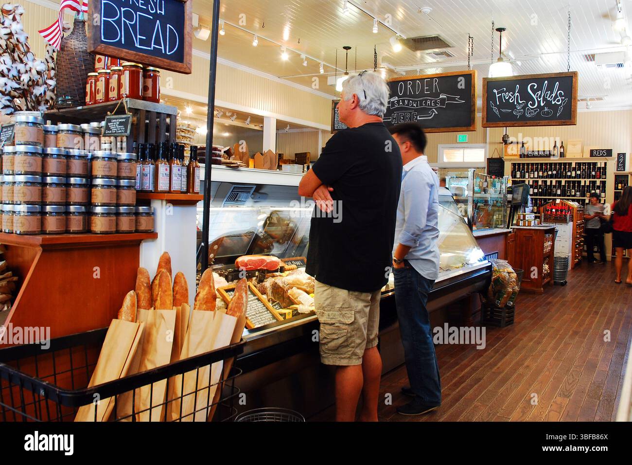 Deux adultes commandent leurs déjeuners dans une boulangerie artisanale à Oakdale, en Californie, dans la Napa Valley Banque D'Images