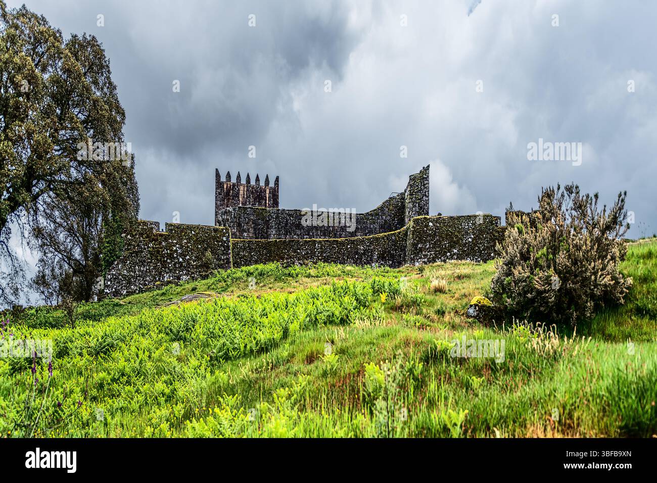 Château de Lindoso, Portugal 02 mai 2024 : est une forteresse médiévale du XIIIe siècle et monument militaire gardant la rivière Lima et la frontière avec l'Espagne. Banque D'Images