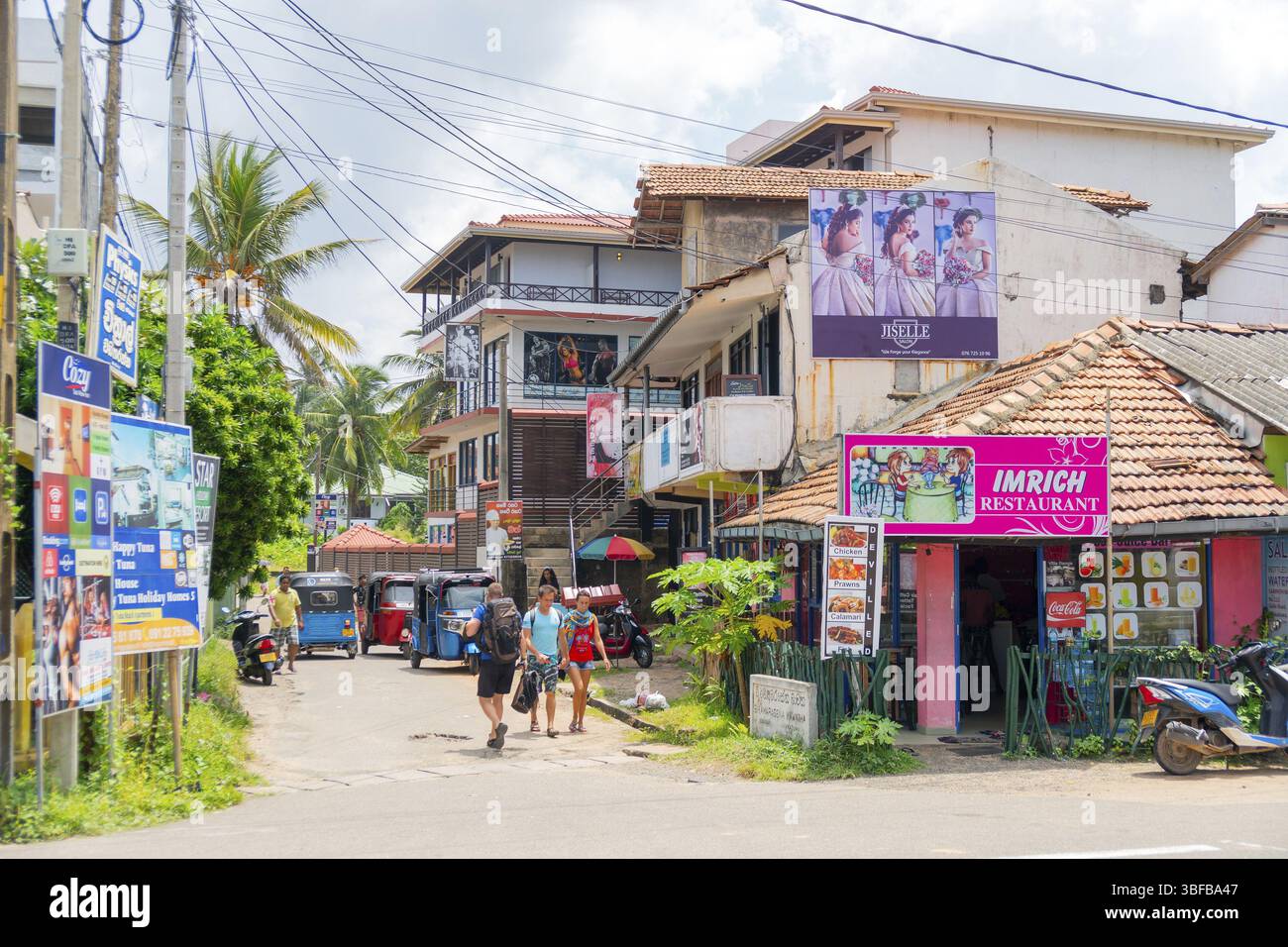 Hikkaduwa, Sri Lanka. 2 mars 2018. Touristes sur la rue ensoleillée de Hikkaduwa Banque D'Images
