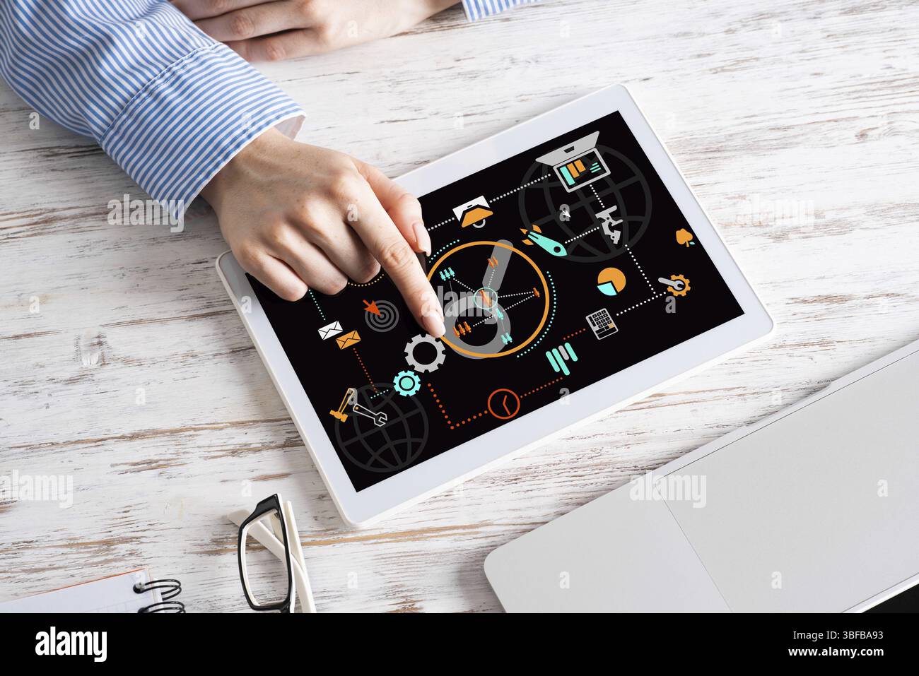 Femme d'affaires assise à un bureau avec ordinateur tablette. Bureau d'entreprise avec ordinateur portable. Appareil intelligent mobile dans les processus d'entreprise. Occupa Banque D'Images