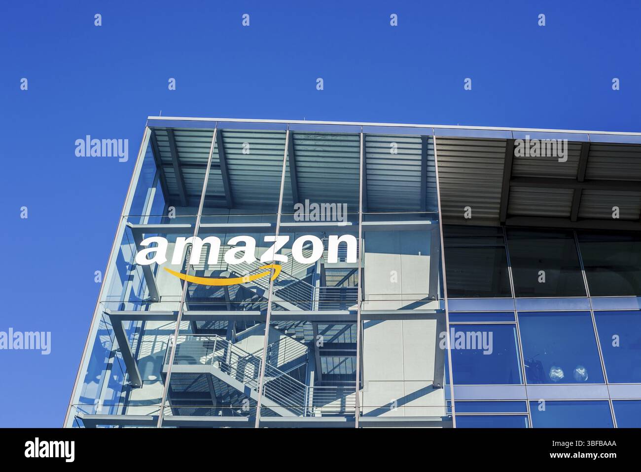 MUNICH, ALLEMAGNE - 26 DÉCEMBRE 2018 : logo Amazon dans l'immeuble de bureaux de l'entreprise situé à Munich, Allemagne, Europe Banque D'Images