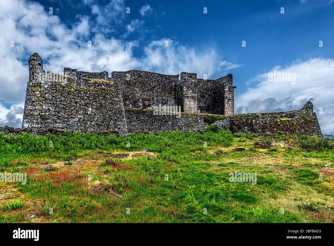 Château de Lindoso, Portugal 02 mai 2024 : est une forteresse médiévale du XIIIe siècle et monument militaire gardant la rivière Lima et la frontière avec l'Espagne. Banque D'Images