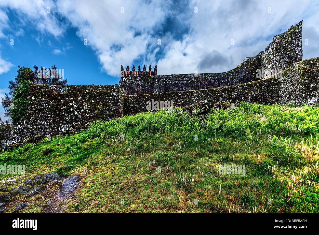 Château de Lindoso, Portugal 02 mai 2024 : est une forteresse médiévale du XIIIe siècle et monument militaire gardant la rivière Lima et la frontière avec l'Espagne. Banque D'Images