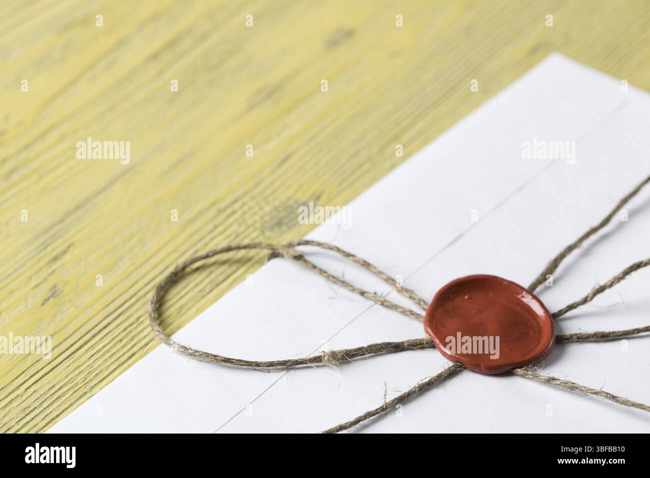 Vieille lettre enveloppe avec cachet de cire sur la surface en bois Banque D'Images