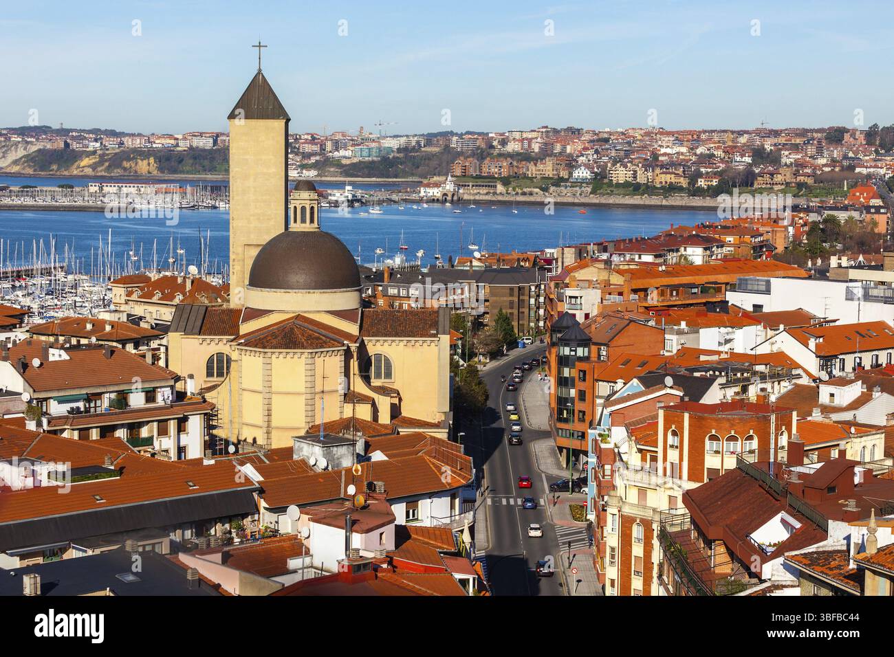 Las Arenas Getxo de front de mer et l'église. Pays Basque, le nord de l'Espagne Banque D'Images