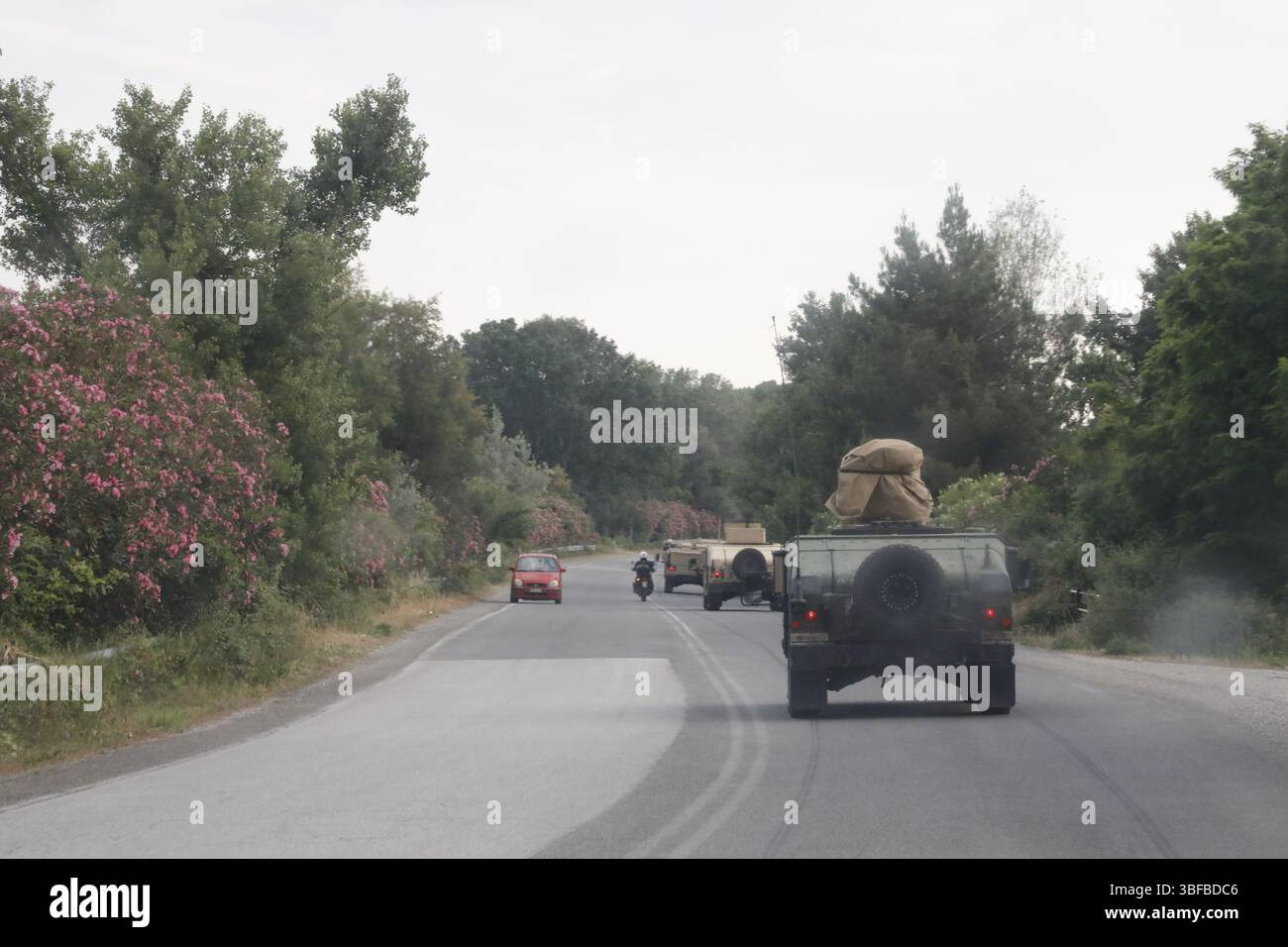 Une escorte de la police grecque passe devant un convoi de l'armée américaine à Kavala, en Grèce, en route pour remplacer un collègue à un poste de contrôle à proximité, le 29 mai 2025. Le convoi, composé de véhicules de la 252e compagnie de police militaire de la Garde nationale de l'armée du Tennessee, voyageait de la zone d'entraînement Petrochori à la rivière Nestos pour participer à une traversée multinationale humide pendant la partie intervention immédiate du DEFENDER 25. L’exercice améliore la préparation, la mobilité et l’interopérabilité de l’OTAN entre les forces alliées et partenaires. Banque D'Images