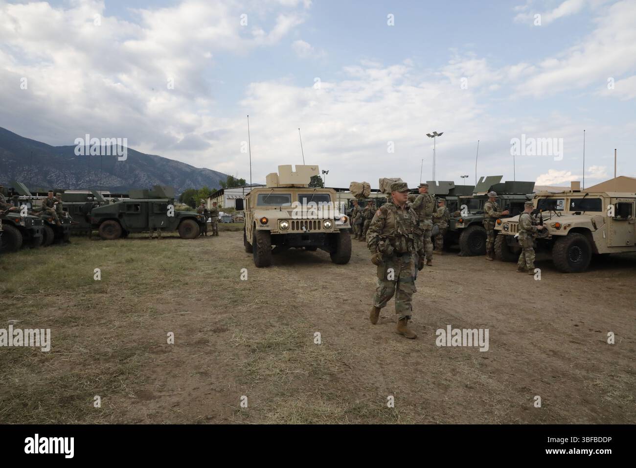 Le sergent Michael Harris, un officier de police militaire affecté à la 269e compagnie de police militaire de la Garde nationale de l'armée du Tennessee, guide au sol un véhicule à roues polyvalent à haute mobilité (HMMWV) dans sa position désignée à la craie dans la zone d'entraînement de Petrochori, Grèce, le 29 mai 2025. Le convoi est parti pour la rivière Nestos, où les forces américaines et alliées effectuent une traversée humide, l'un des événements d'entraînement multinationaux clés pendant la partie intervention immédiate du DEFENDER 25. L’exercice démontre la capacité de l’armée américaine à se déployer rapidement et à s’intégrer à Banque D'Images