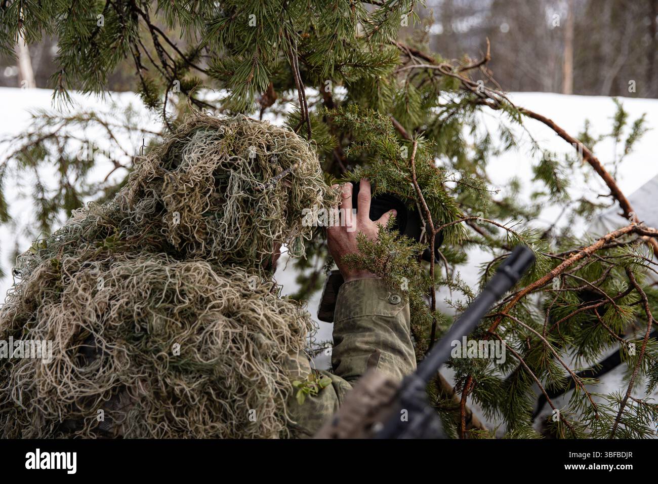Les soldats du 20e groupe de forces spéciales de l'armée américaine effectuent une reconnaissance spéciale, recueillant des informations pour une mission aéroportée à grande échelle, lors de Defender Europe 25 à Moen, Norvège, le 13 mai 2025. (Photo de la Garde nationale de l'armée par le sergent de 1re classe William Frye). Démontrant la dissuasion mondiale et la capacité de l’armée américaine à déployer rapidement une puissance de combat basée aux États-Unis en Europe et dans la région arctique aux côtés des Alliés et des partenaires, DEFENDER 25 rassemble les troupes américaines et les forces de 29 pays alliés et partenaires pour renforcer la préparation grâce à une formation au combat à grande échelle du 11 mai au 24 juin Banque D'Images
