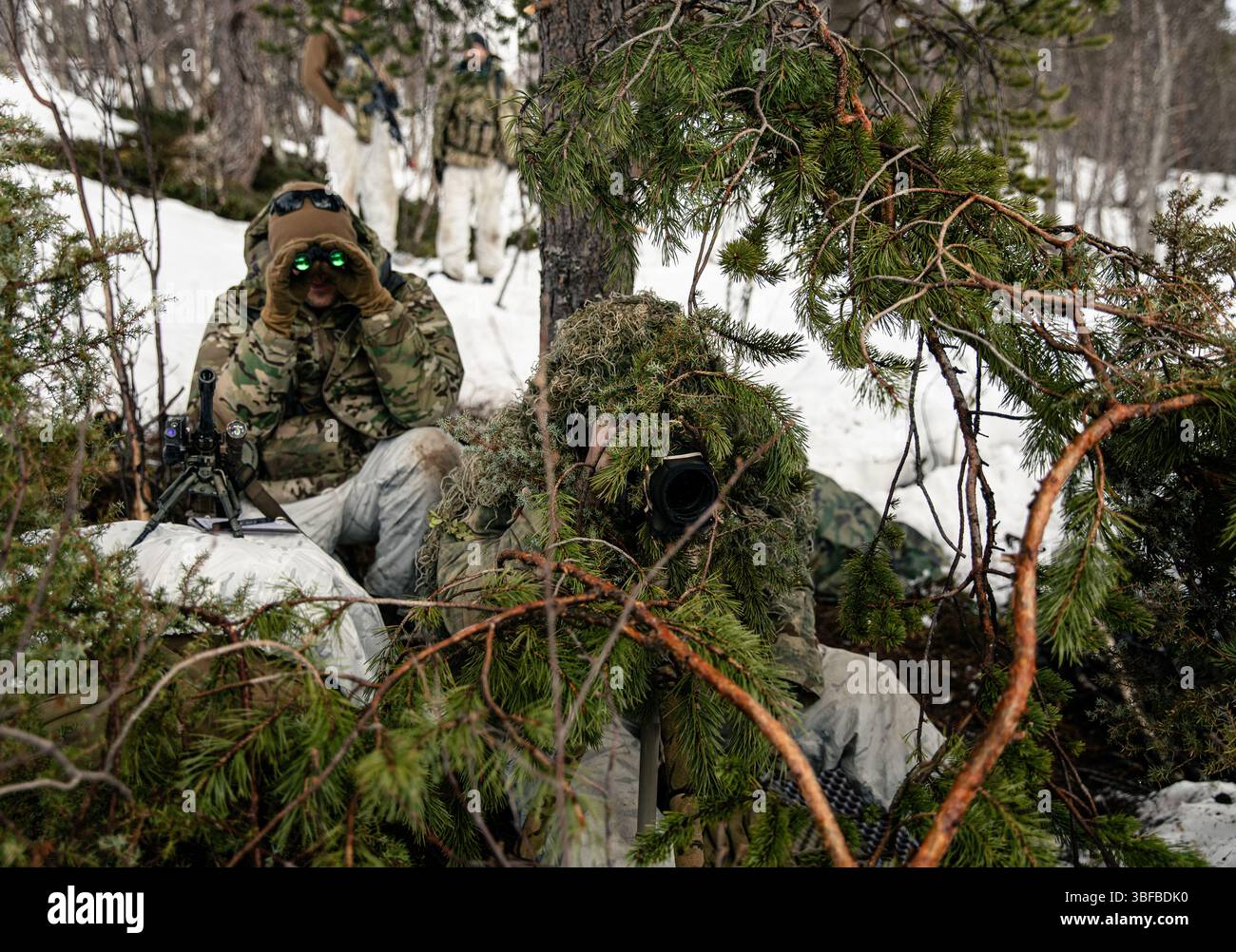 Les soldats du 20e groupe de forces spéciales de l'armée américaine effectuent une reconnaissance spéciale, recueillant des informations pour une mission aéroportée à grande échelle, lors de Defender Europe 25 à Moen, Norvège, le 13 mai 2025. (Photo de la Garde nationale de l'armée par le sergent de 1re classe William Frye). Démontrant la dissuasion mondiale et la capacité de l’armée américaine à déployer rapidement une puissance de combat basée aux États-Unis en Europe et dans la région arctique aux côtés des Alliés et des partenaires, DEFENDER 25 rassemble les troupes américaines et les forces de 29 pays alliés et partenaires pour renforcer la préparation grâce à une formation au combat à grande échelle du 11 mai au 24 juin Banque D'Images